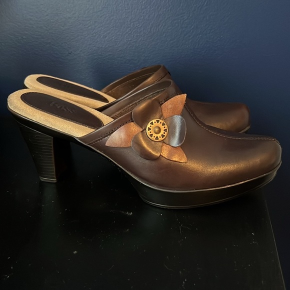 NIB Bass Heels - Brown 8.5 - Picture 3 of 6